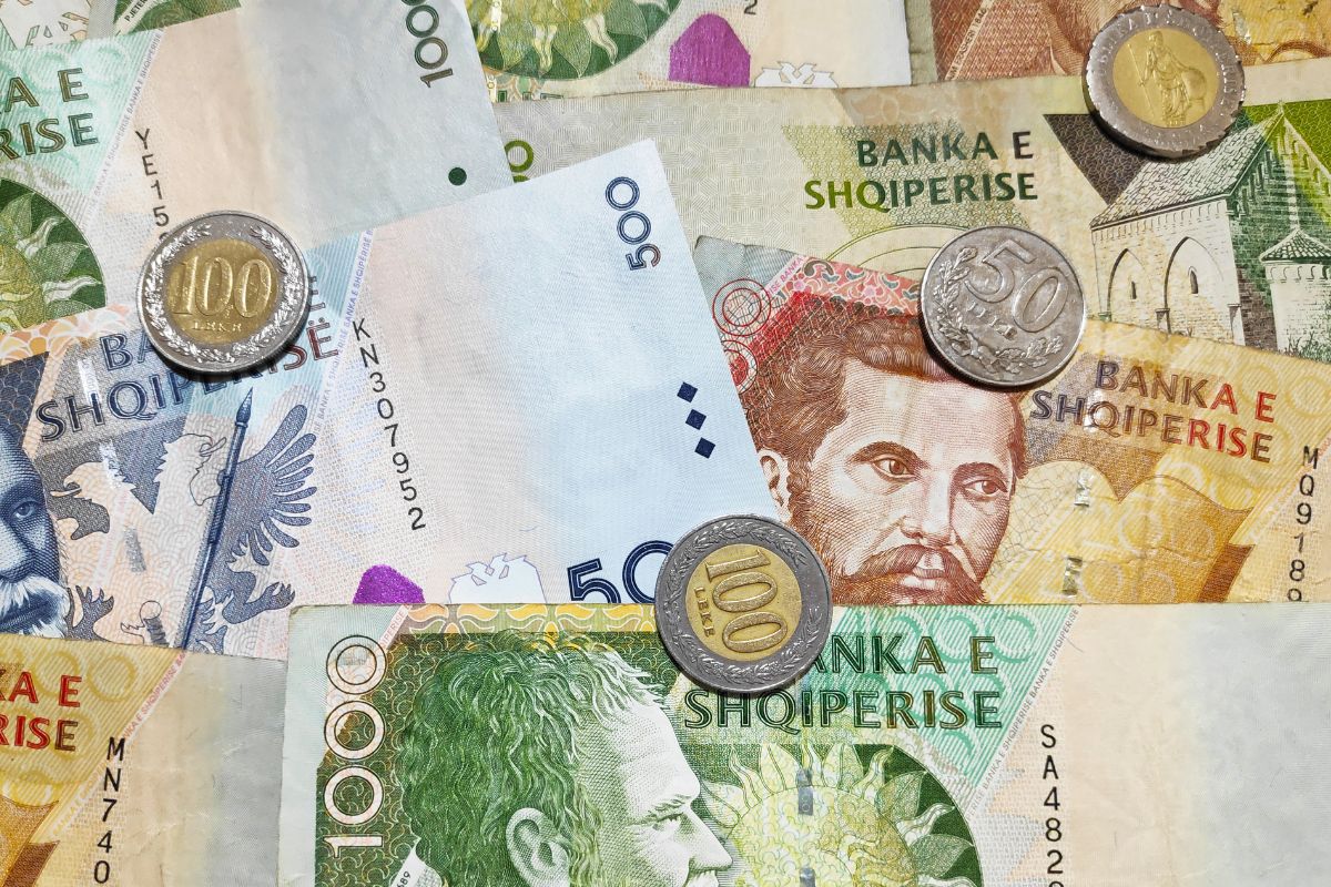 Albanian lek banknotes and coins