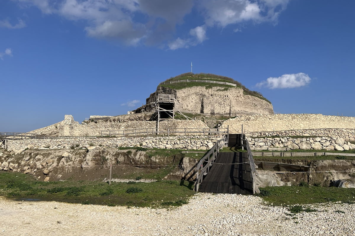 One of the entrances to Provadia-Solnitsata